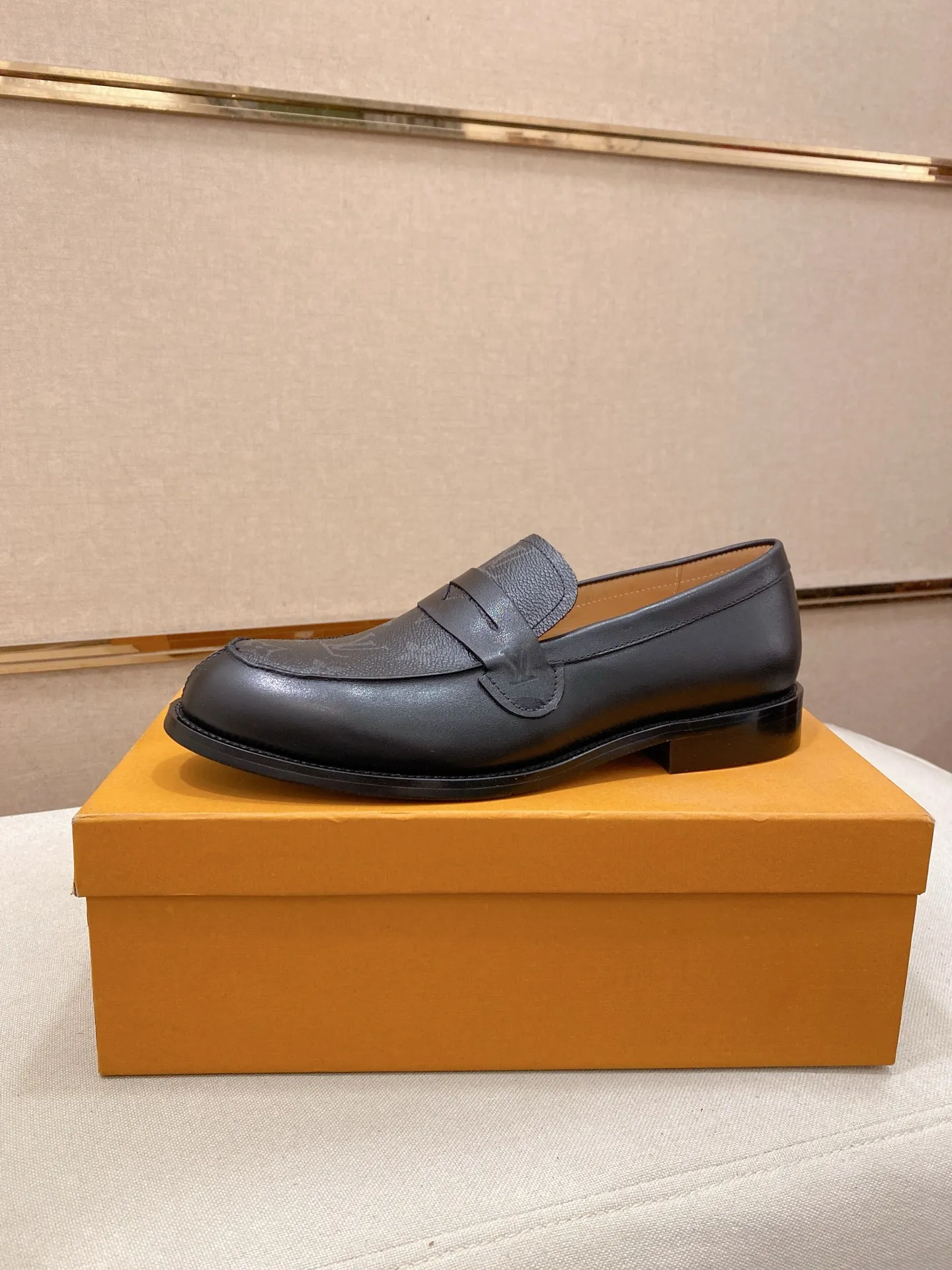 Men's Men's Shoes 500💰⚡️New models on the market⚡️Louis Vuitton (Louis Vuitton/LV) casual, business formal wear! Made with pure Italian craftsmanship, the upper is made of first-layer cowhide, which is full of texture! The lining is cowhide and the original rubber leather shoe outsole. The style is atmospheric and comfortable! Positive code 38-44
